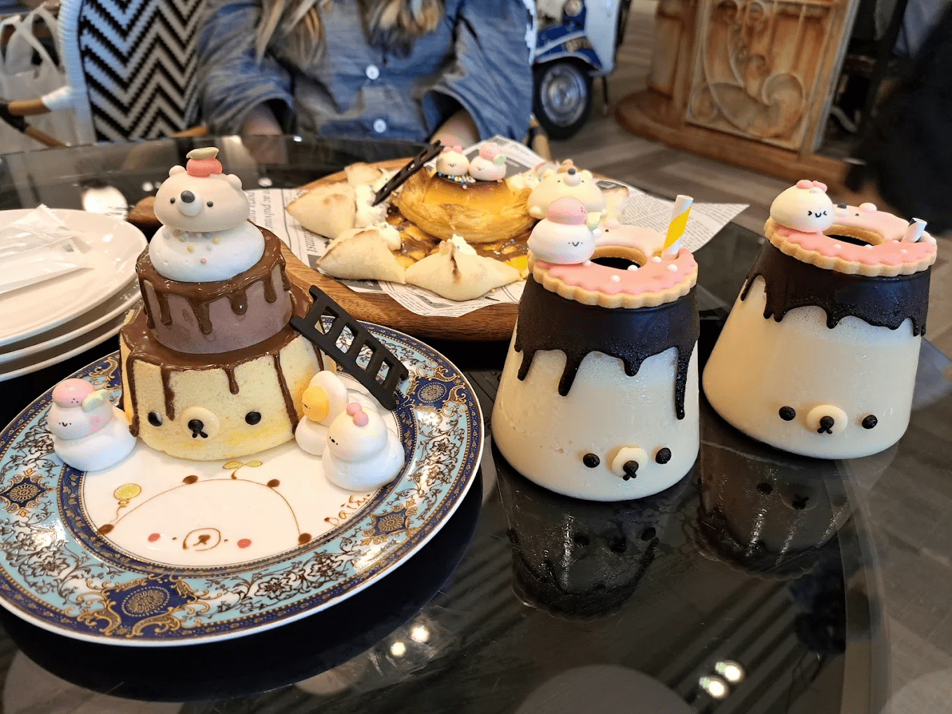 充滿歡樂氣氛的慶生場景，桌上擺滿了可愛的造型甜點與美食