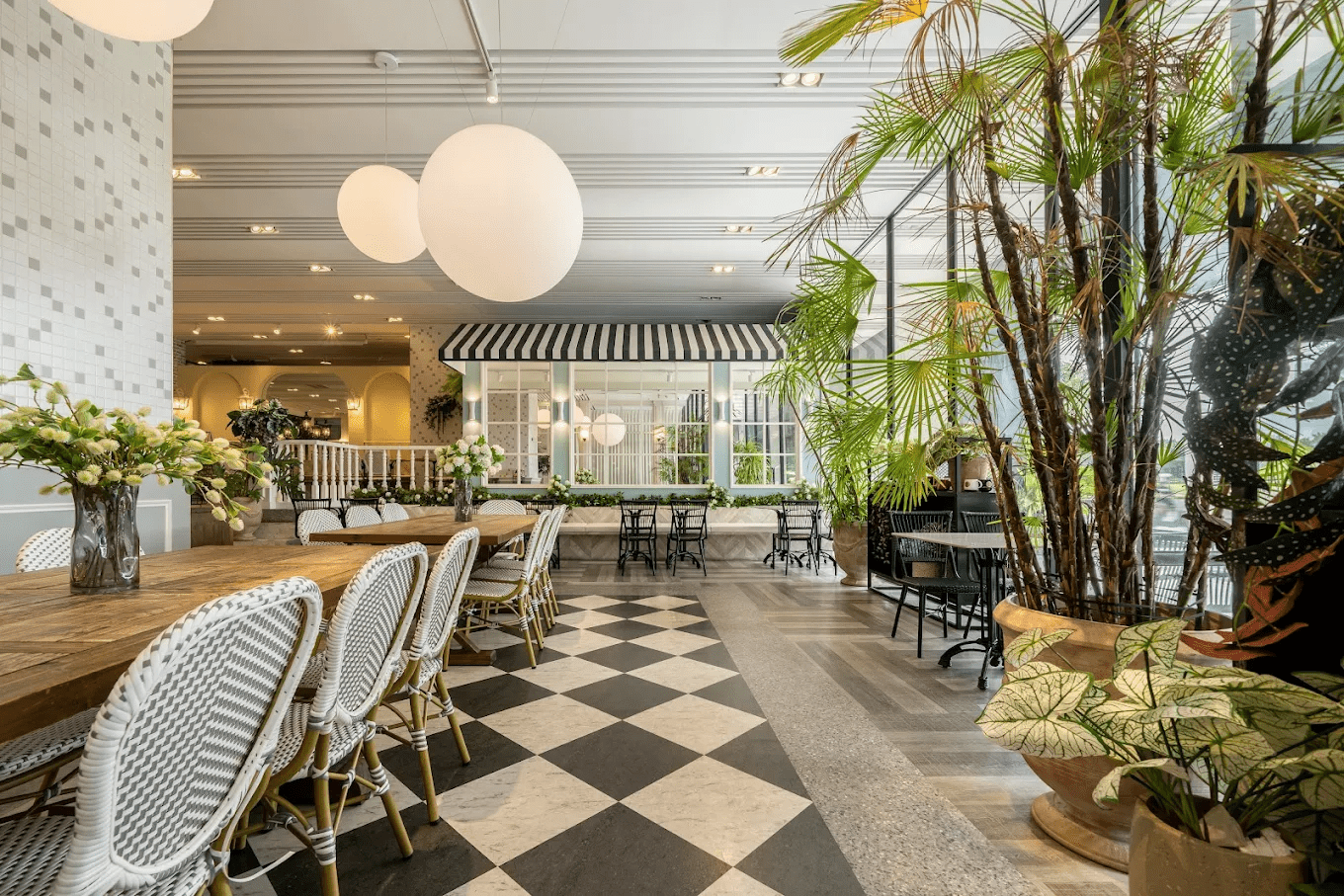 餐廳外觀與周邊環境，展現出其便利的地理位置與獨特的建築美學