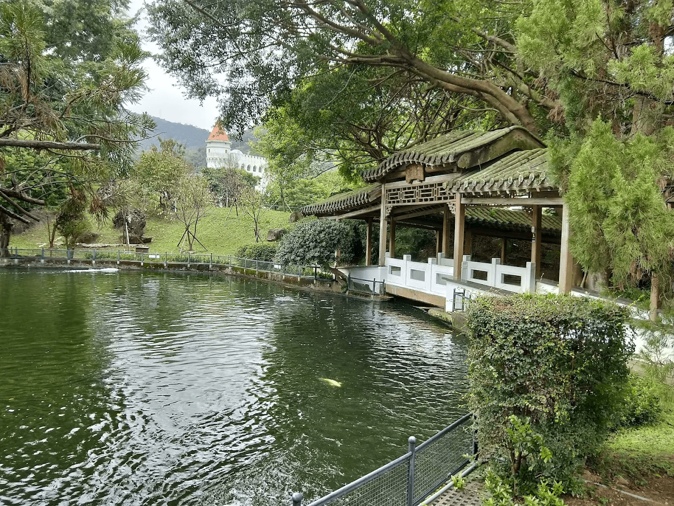 至善園入口處的靜謐景觀，展現江南園林風格