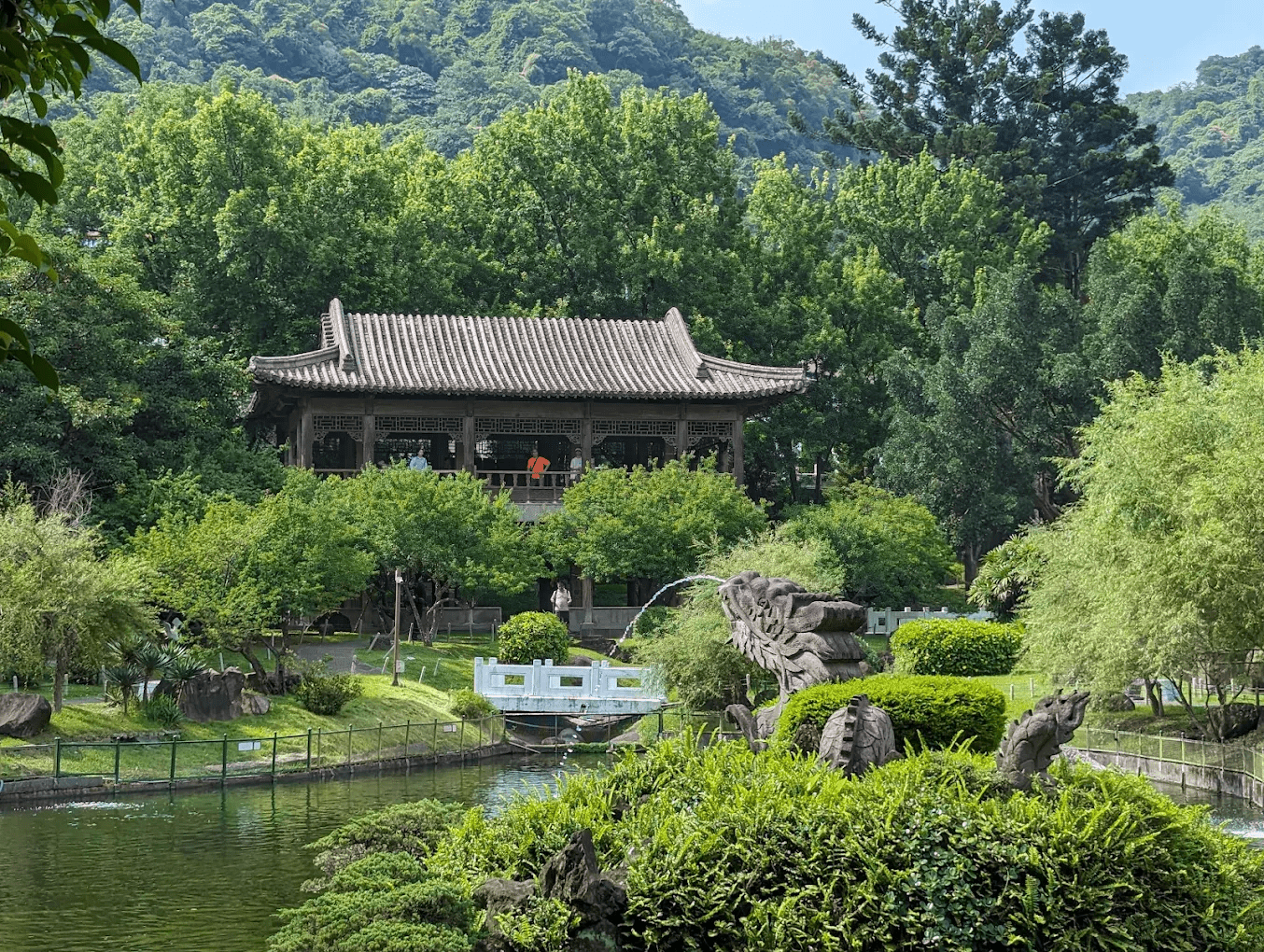 著名的拱橋與池塘倒影，展現古典園林之美