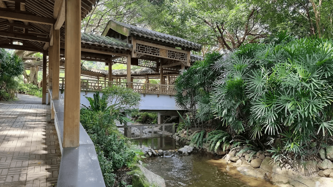 園區內的涼亭與樹木交織，營造出寧靜的氛圍