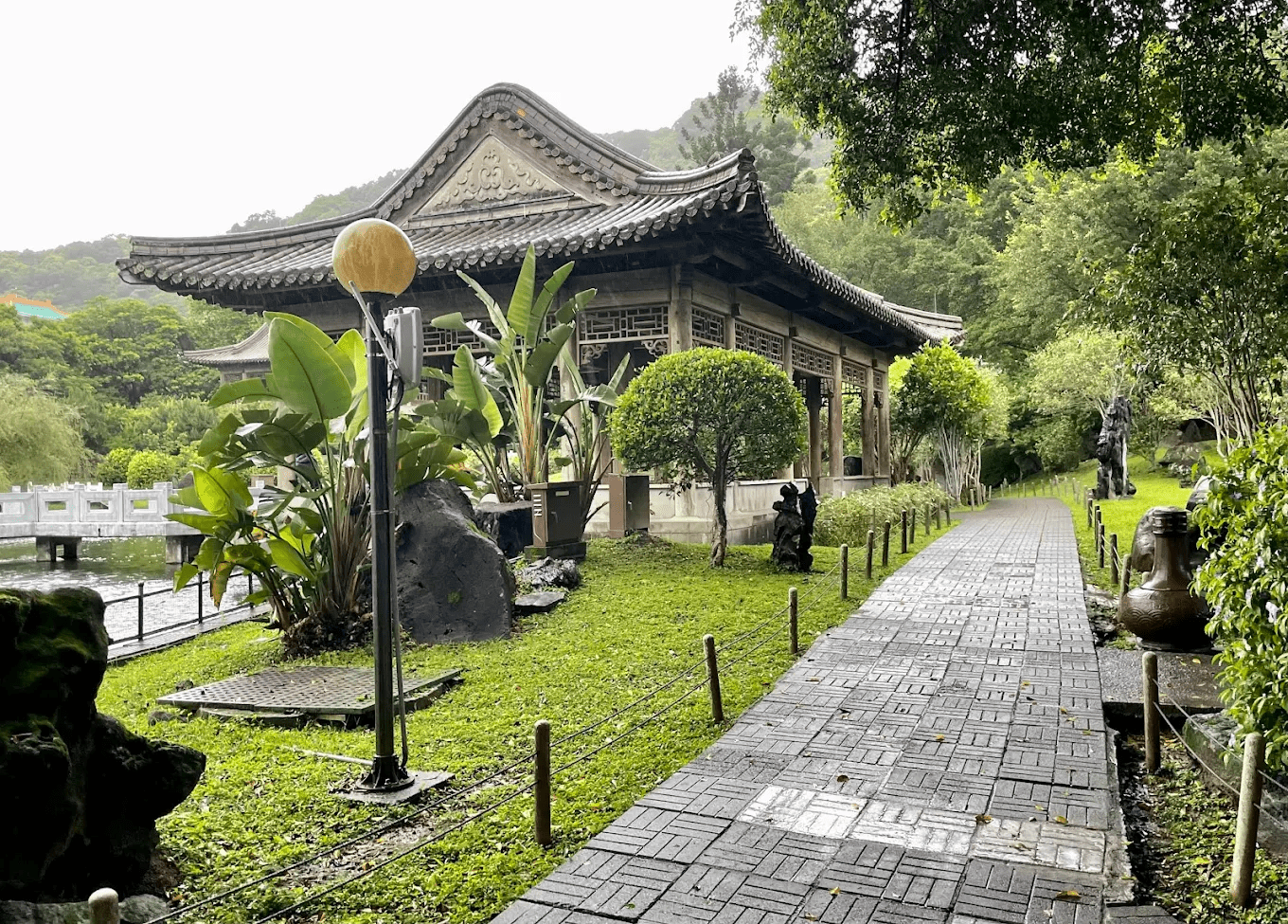 透過迴廊窗框看出去的景色，是攝影愛好者最愛的構圖