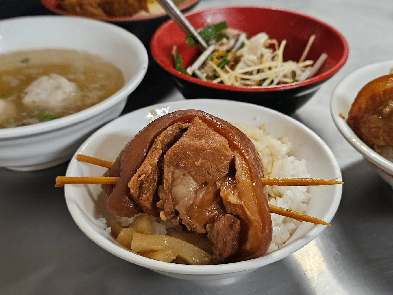 阿泉爌肉飯｜凌晨就開賣的彰化爌肉飯名店，在地人從早吃到晚