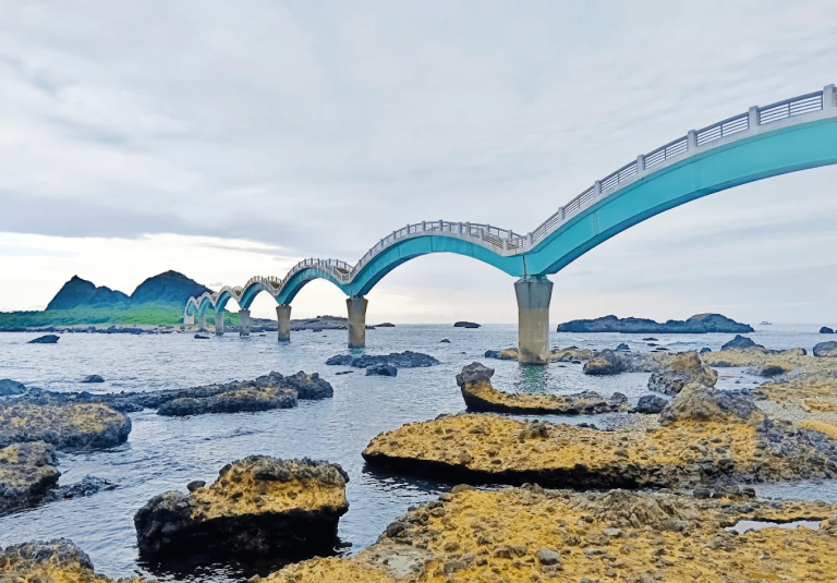 三仙台跨海步橋｜走進台東最經典的海岸地標，八拱橋一次看遍太平洋