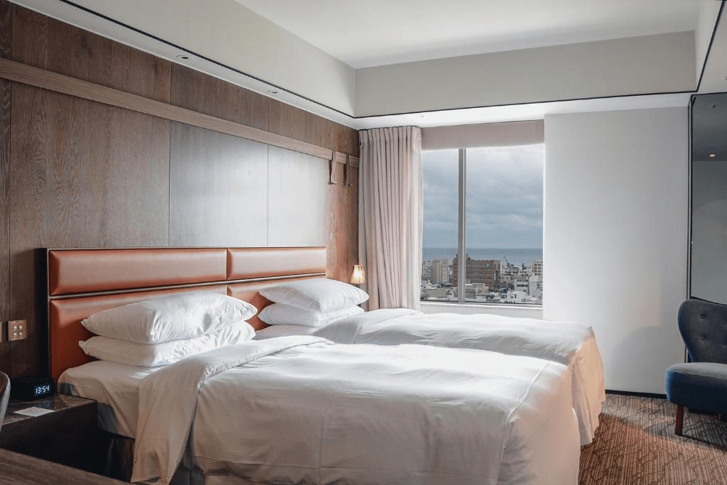 走進台東桂田喜來登酒店，傍晚沿正氣路散步，在城市光影裡慢慢放下節奏