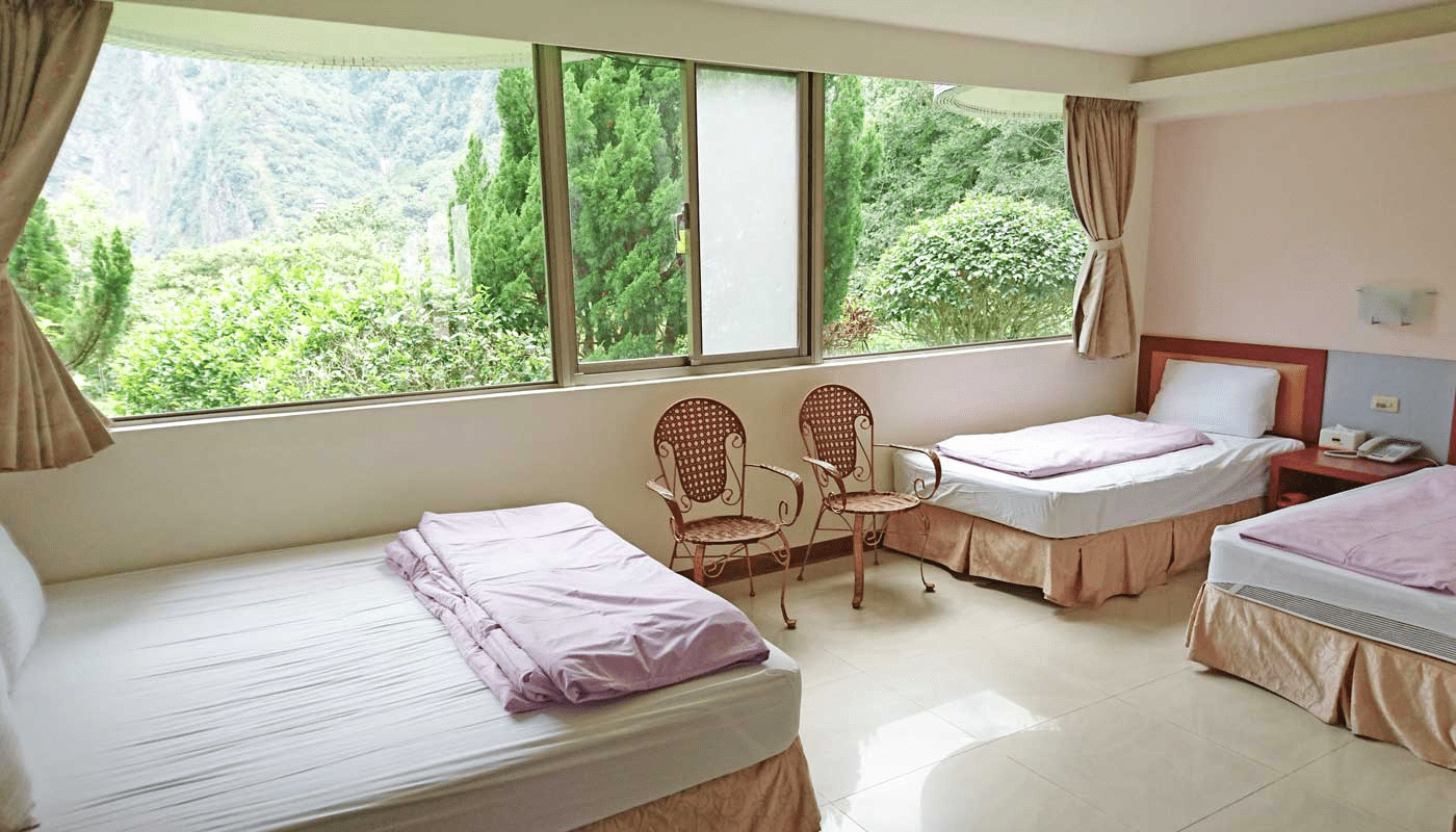 房間內部擺設簡單乾淨，提供旅人在山區一個舒適的休息空間