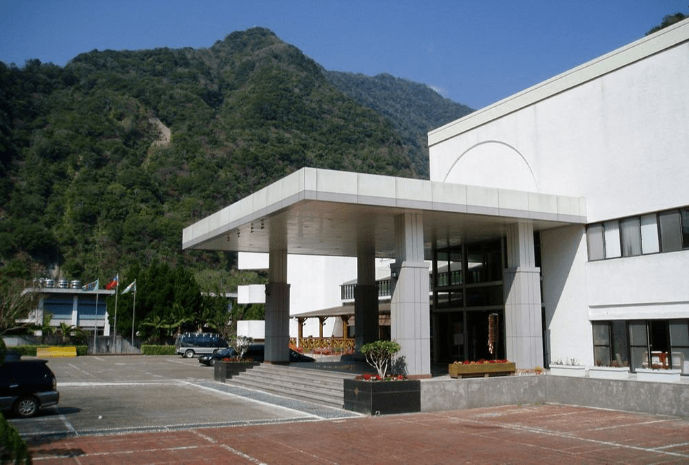 位於太魯閣深處的住宿選擇，外觀樸實卻擁有絕佳的自然視野與地理位置