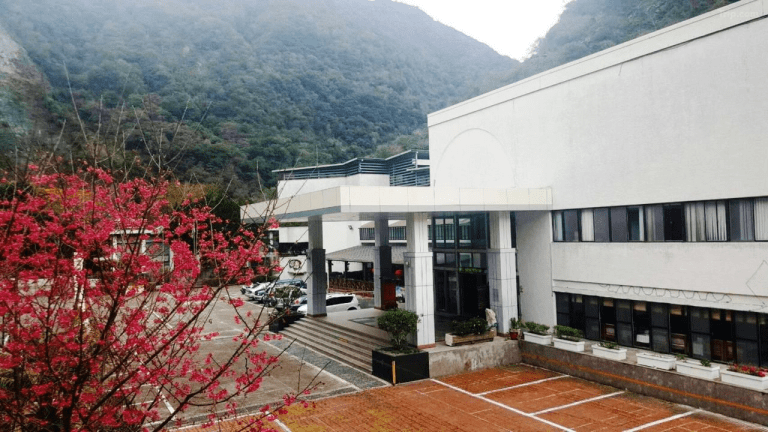 當峽谷夜色慢慢沉靜，在天祥住上一晚，讓太魯閣不只是一趟白天的風景