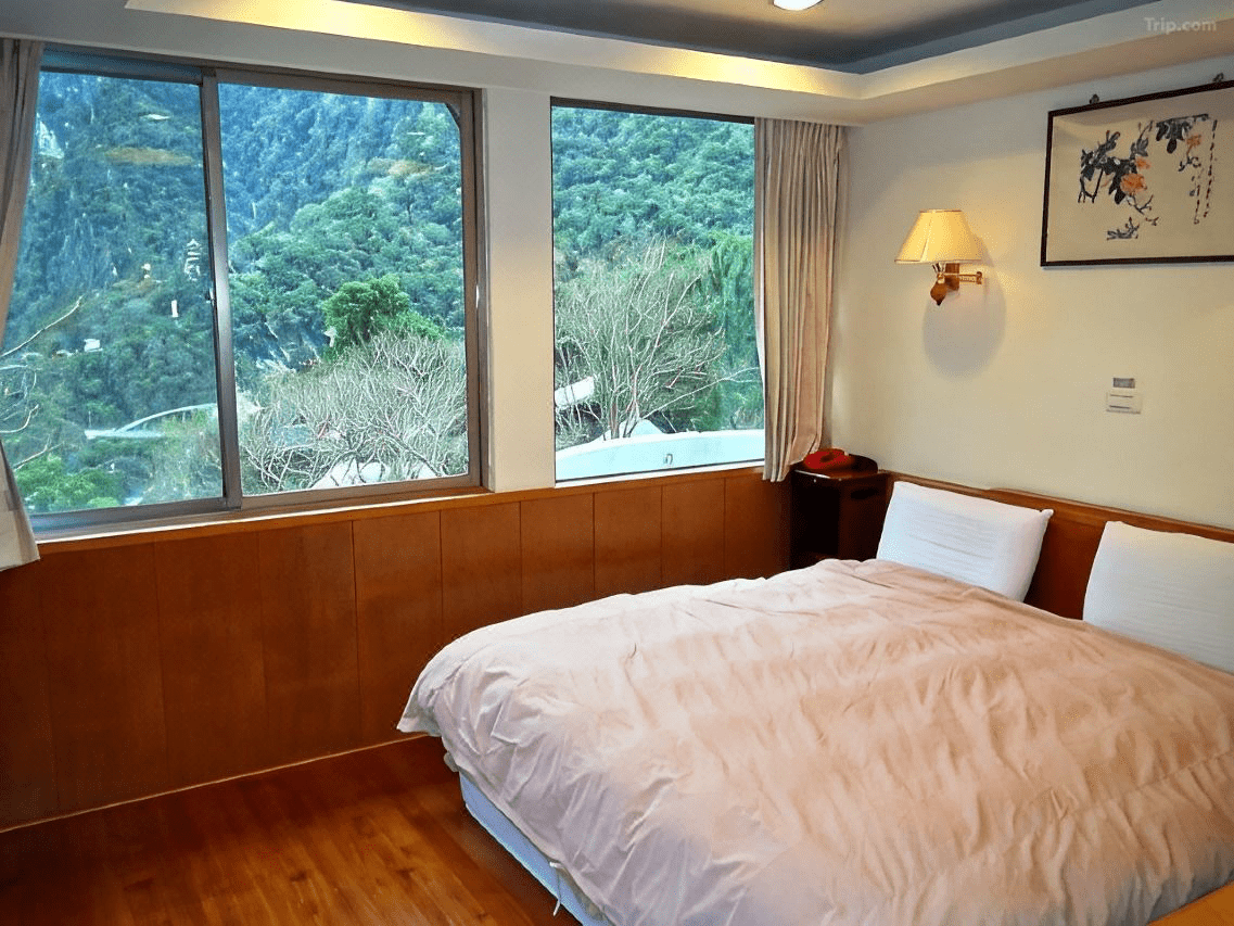 清晨的峽谷雲霧繚繞，住在天祥能享受都市難體會的寧靜氛圍