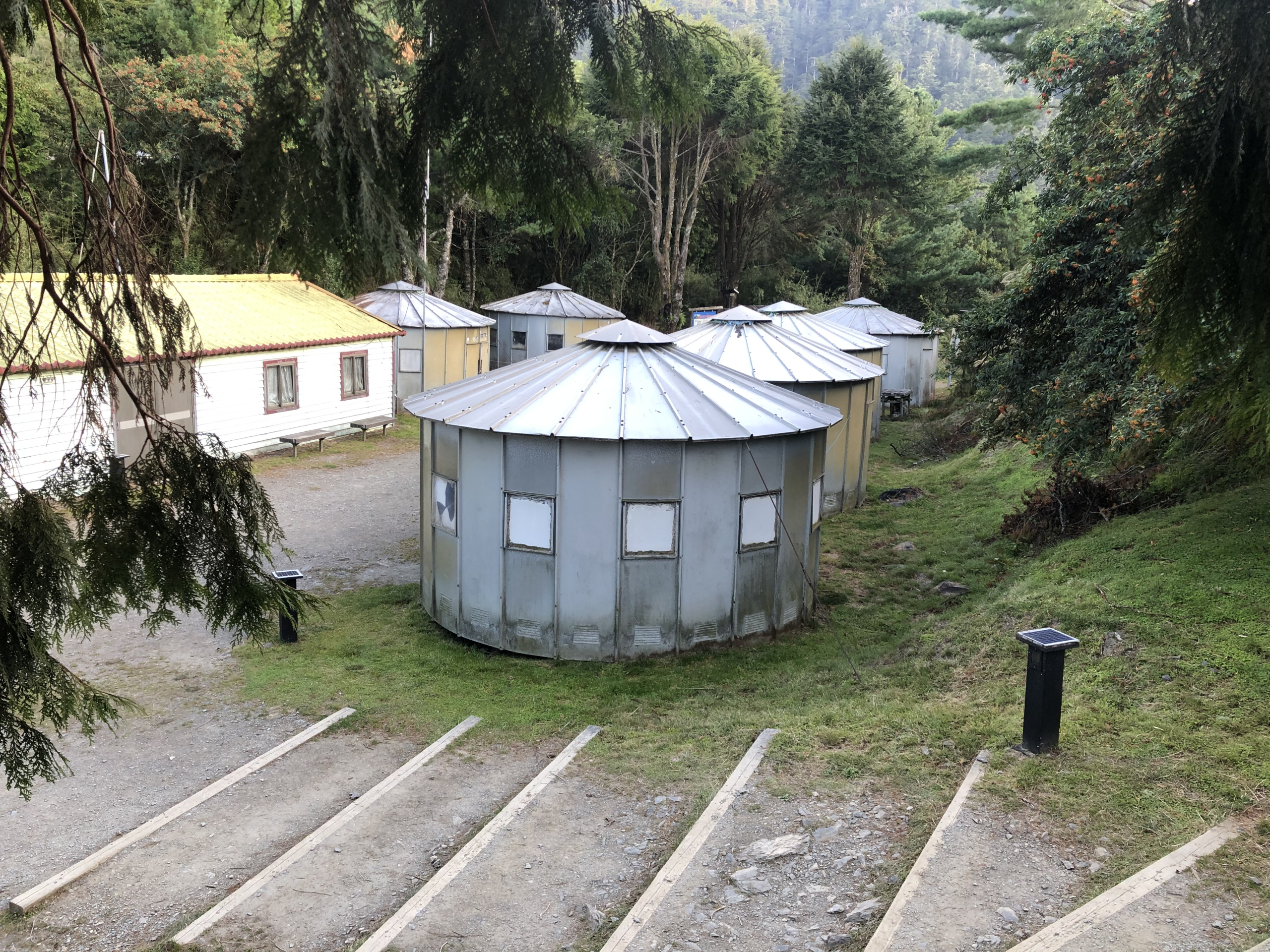 九九山莊提供登山者完善的休息設施，是攀登大霸群峰最重要的前哨站。