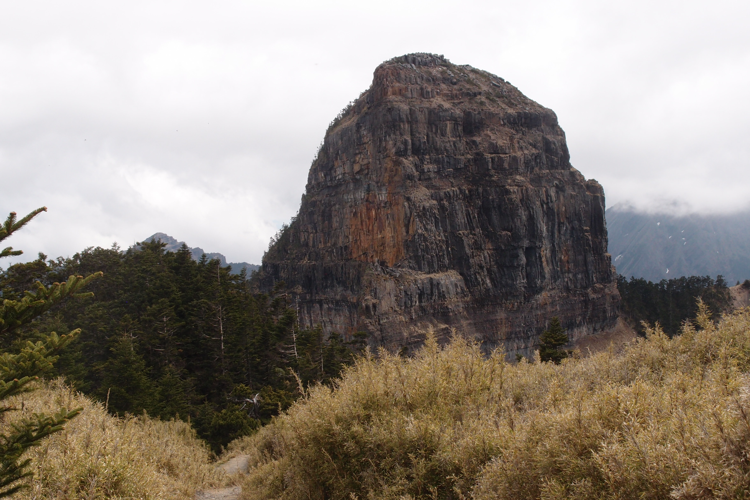 在中霸坪远眺，大霸尖山那獨特的桶狀外型清晰可見，展現出世紀奇峰的非凡氣概。