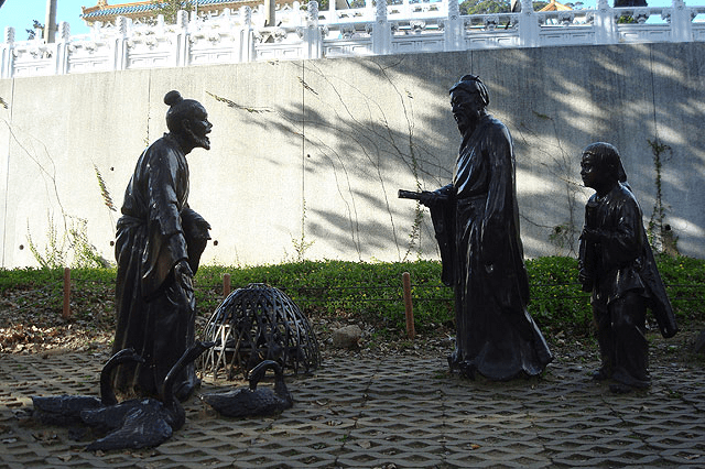 園內的王羲之書換籠鵝造像，生動刻畫了古代文人的生活情趣