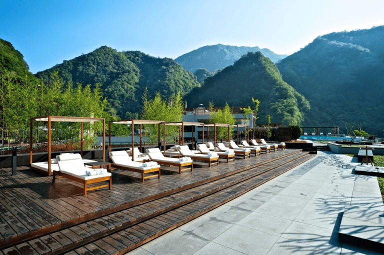 從山嵐深處到城市的街角，晶英酒店，為旅人留下一段與時間對話的空間