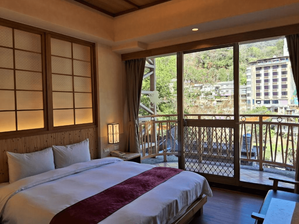 離開城市到台中谷關過一夜，在溫泉飯店的大眾湯池裡感受山氣與熱水交會