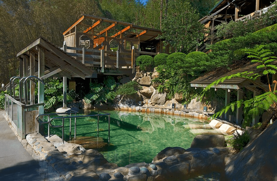 為了泡湯而出發的那種旅行，帶我走進苗栗泰安溫泉，在山谷裡慢慢過一夜