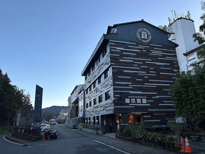 住進阿里山的夜色與清晨，在森林遊樂區與半山茶園之間找到最剛好的落點