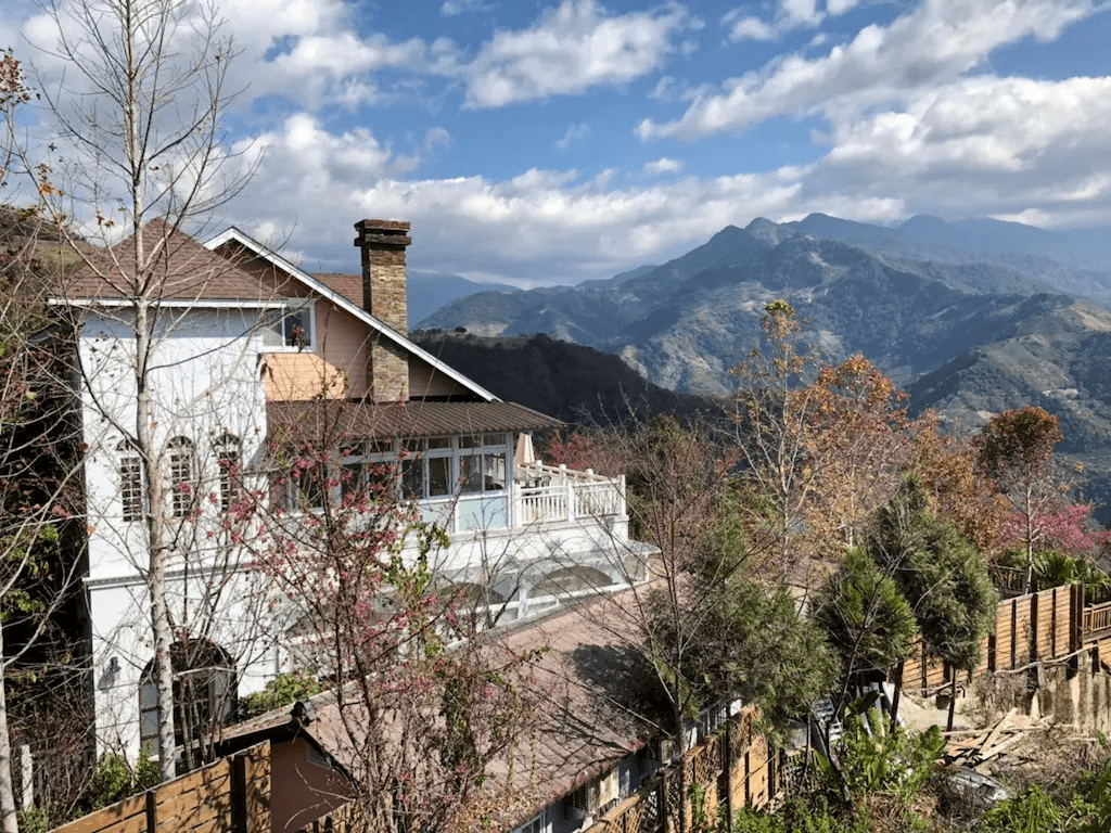 從日出到星空都在窗外，這份清境農場住宿整理適合想住進山裡的人