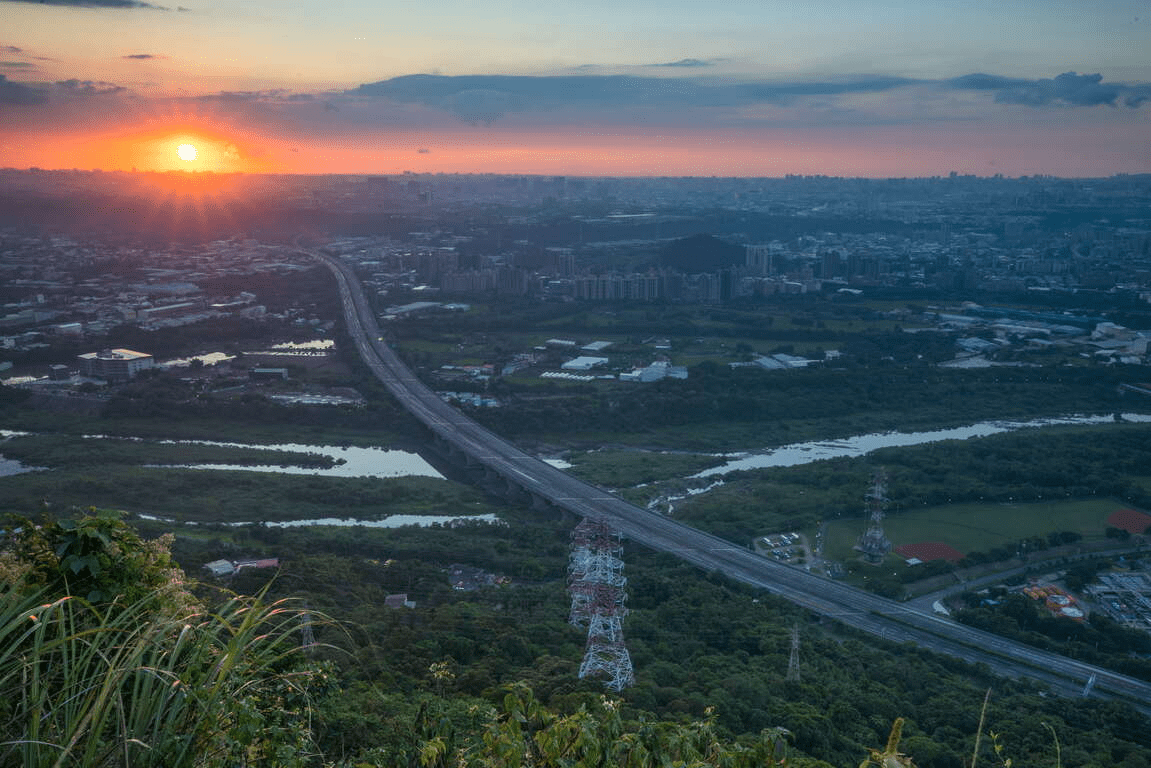 在新北三峽沿鳶山登山步道往上走，穿過林蔭與石階，在岩稜高處看見城市與山河展開