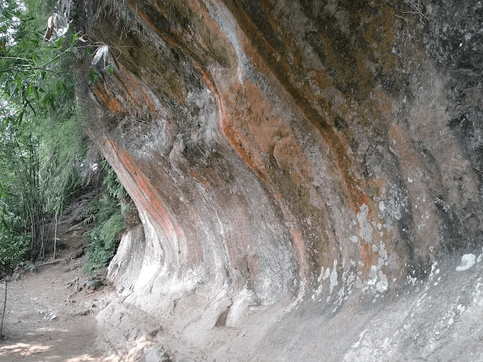 在新北三峽沿鳶山登山步道往上走，穿過林蔭與石階，在岩稜高處看見城市與山河展開