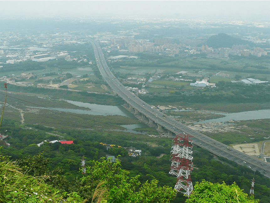 在新北三峽沿鳶山登山步道往上走，穿過林蔭與石階，在岩稜高處看見城市與山河展開