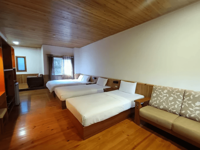 當雲霧在清晨翻湧，新竹五峰的雪霸農場成了旅人暫時離開城市的高山落腳處