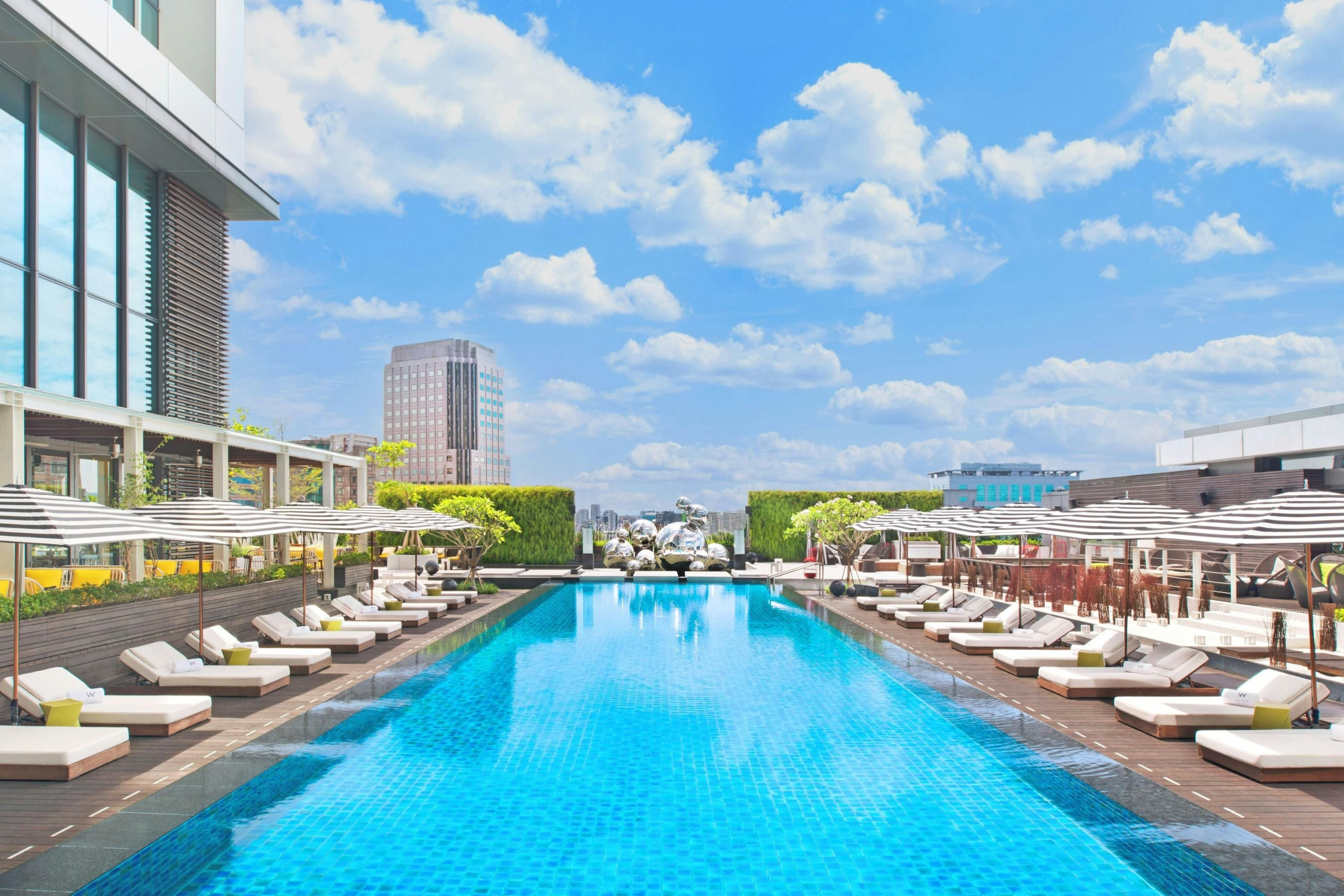 在信義區的夜色裡住一晚台北，走進台北W飯店，與城市的節奏同步呼吸