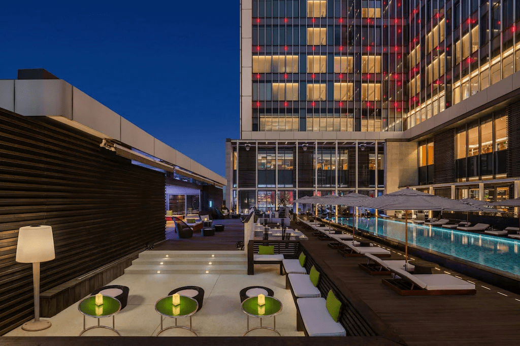 在信義區的夜色裡住一晚台北，走進台北W飯店，與城市的節奏同步呼吸