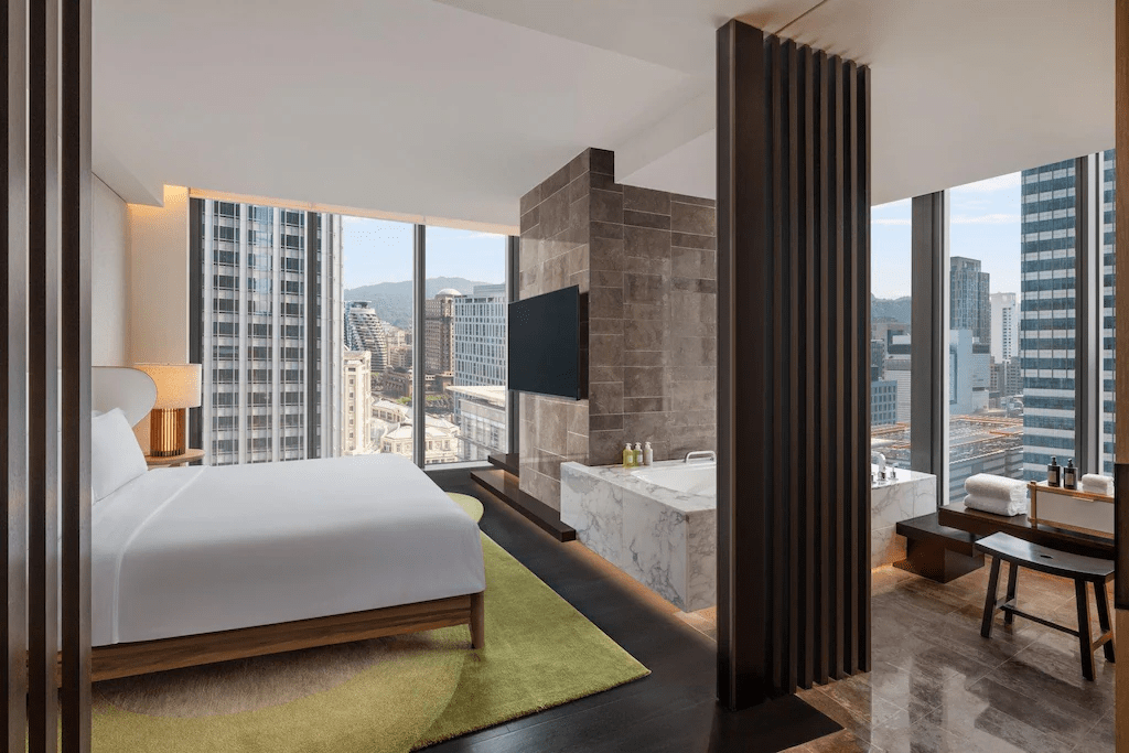 在信義區的夜色裡住一晚台北，走進台北W飯店，與城市的節奏同步呼吸