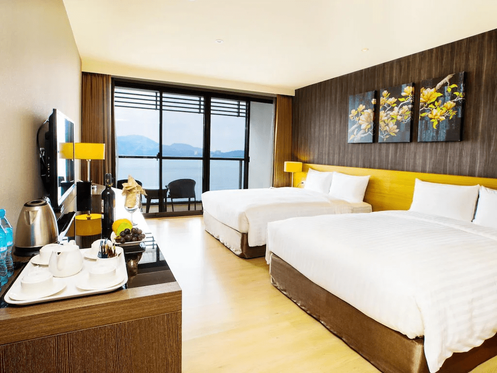 在湖光與晨霧間醒來，日月潭八間住宿，把旅行過成一種溫柔的日常節奏