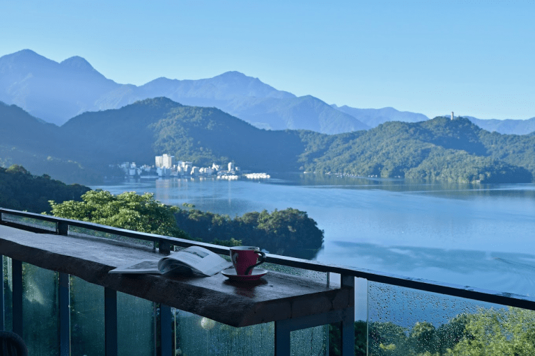 在湖光與晨霧間醒來，日月潭八間住宿，把旅行過成一種溫柔的日常節奏