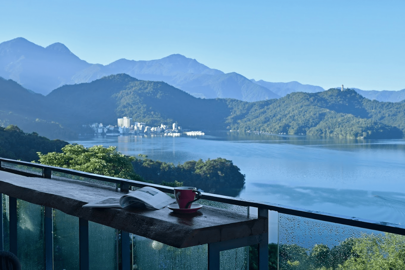 在湖光與晨霧間醒來，日月潭八間住宿，把旅行過成一種溫柔的日常節奏