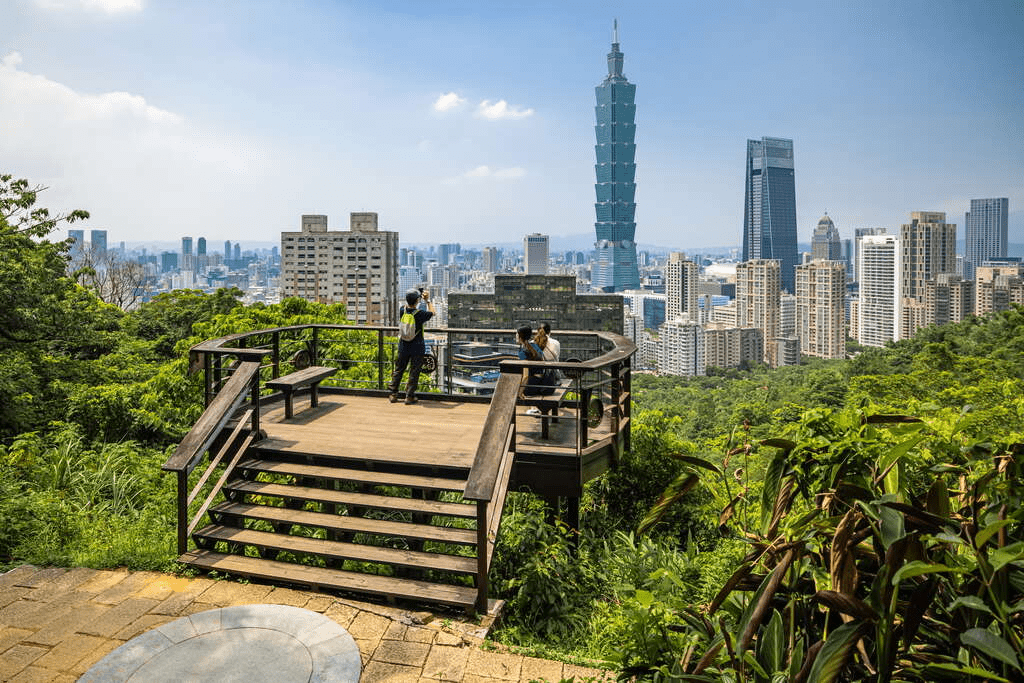 當台北的燈一盞盞亮起，在象山步道上，重新理解這座城市的距離與呼吸