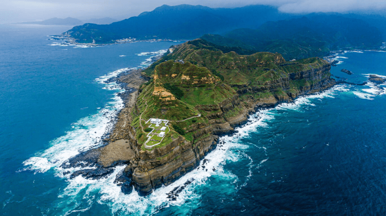 沿著稜線走向大海的方向，鼻頭角步道，把風、浪與時間一起收進視線裡