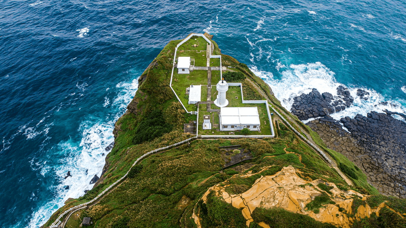沿著稜線走向大海的方向，鼻頭角步道，把風、浪與時間一起收進視線裡