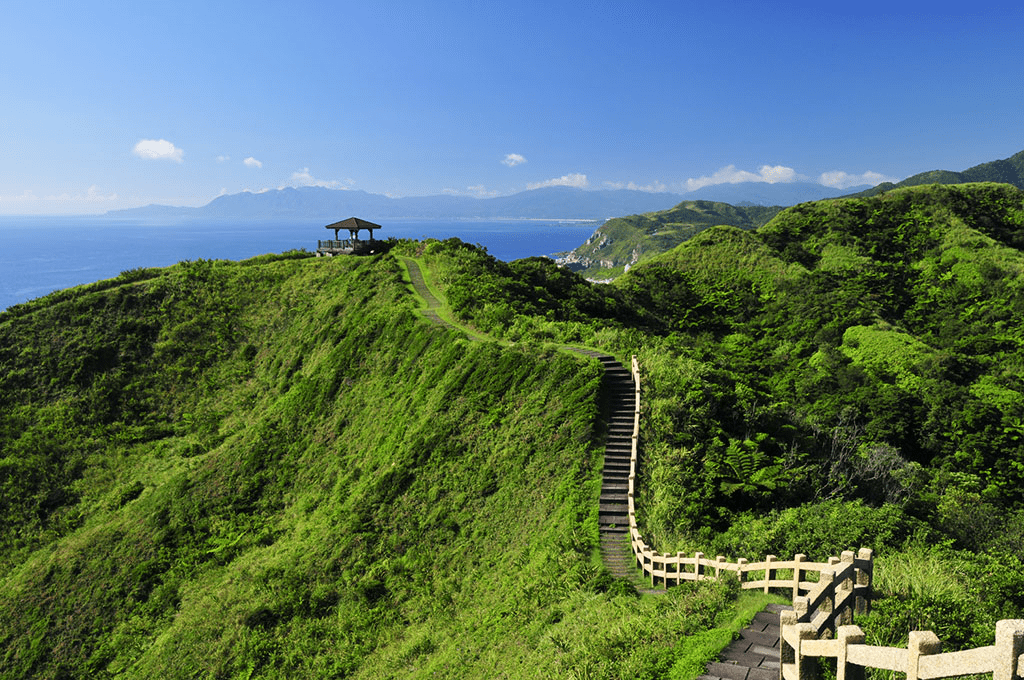 沿著稜線走向大海的方向，鼻頭角步道，把風、浪與時間一起收進視線裡