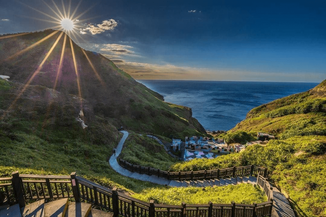 沿著稜線走向大海的方向，鼻頭角步道，把風、浪與時間一起收進視線裡