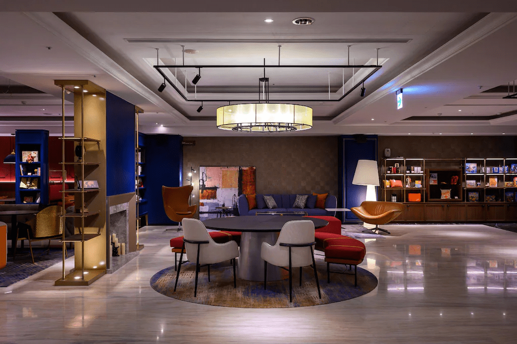 在台中街景慢慢亮起的夜裡，選一間住得舒服的住宿，讓旅程自然安放下來