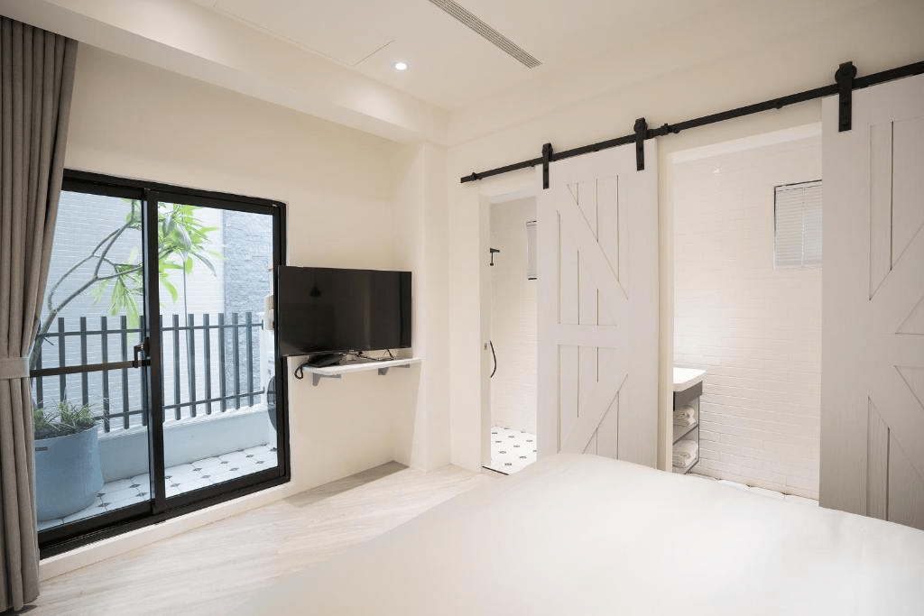 在台中街景慢慢亮起的夜裡，選一間住得舒服的住宿，讓旅程自然安放下來