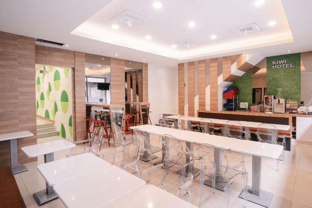 在台中街景慢慢亮起的夜裡，選一間住得舒服的住宿，讓旅程自然安放下來