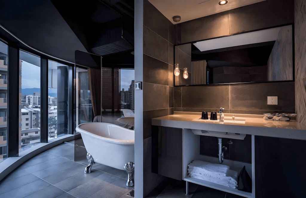 在台中街景慢慢亮起的夜裡，選一間住得舒服的住宿，讓旅程自然安放下來