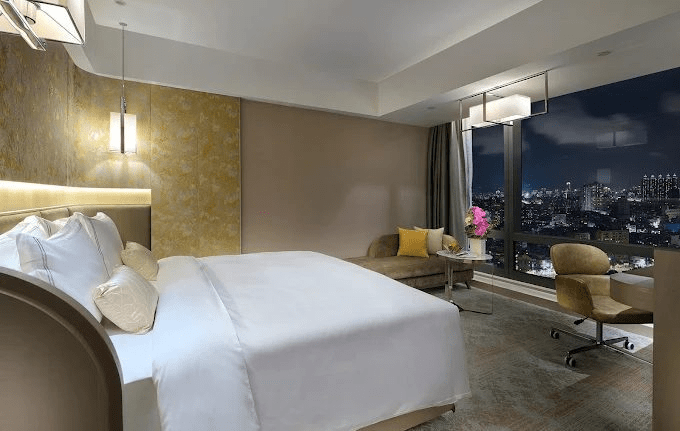 夜色落在新北板橋，高樓之上的板橋凱撒大飯店成了旅程裡最剛好的停靠點