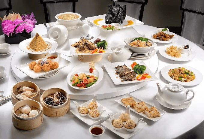 夜色落在新北板橋，高樓之上的板橋凱撒大飯店成了旅程裡最剛好的停靠點