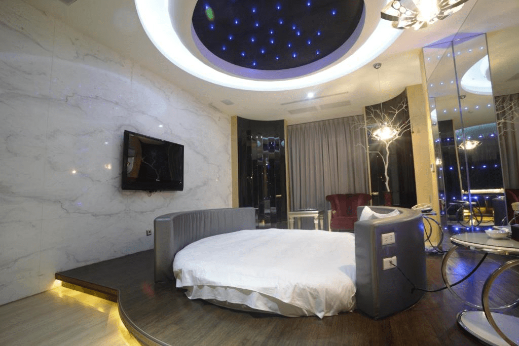 夜色降臨雲林斗六，沿著市區街景挑一間適合停下來的住宿