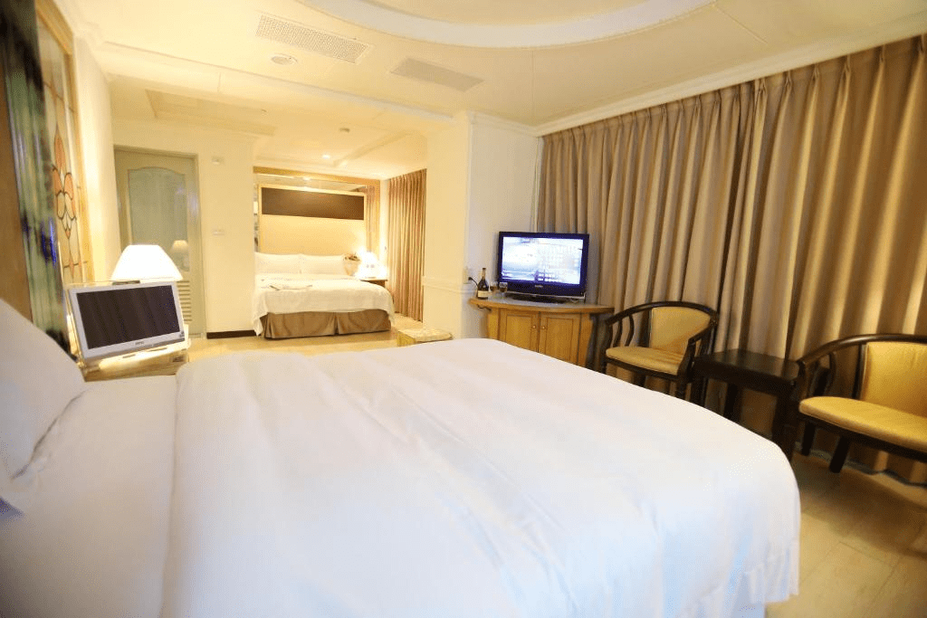 夜色降臨雲林斗六，沿著市區街景挑一間適合停下來的住宿