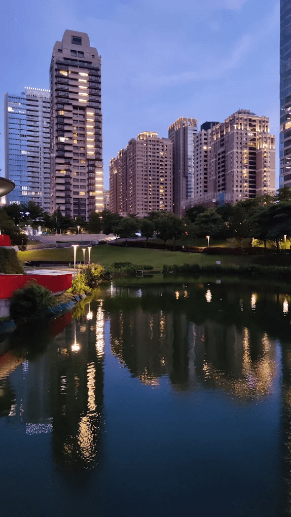 秋紅谷夜晚的點燈景色，燈光與水面交織出浪漫氣氛