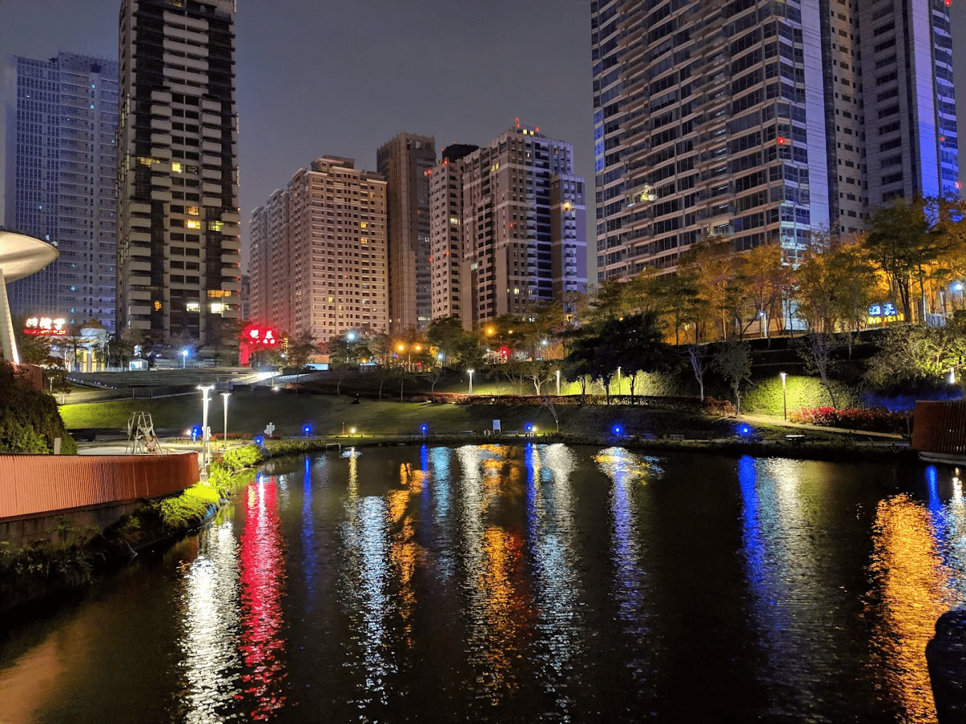 秋紅谷完善的行人步道與豐富的植栽設計