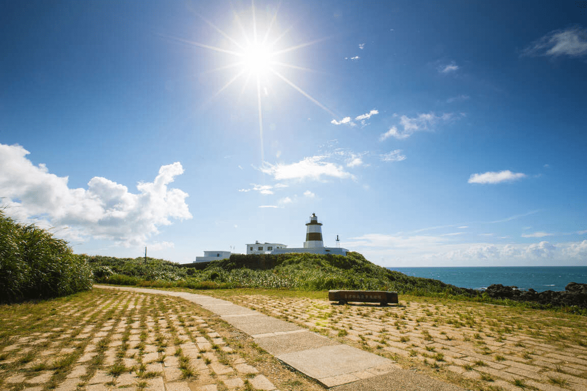 北海岸旅行不必排滿行程，沿著海岸線走走停停，燈塔與步道自然接力