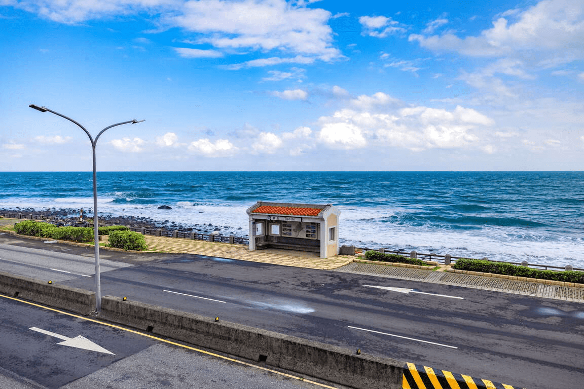 北海岸旅行不必排滿行程，沿著海岸線走走停停，燈塔與步道自然接力