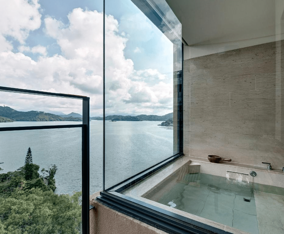 在日月潭湖畔慢慢住下來，雲品酒店把溫泉、湖景與五星級度假的節奏一起放慢