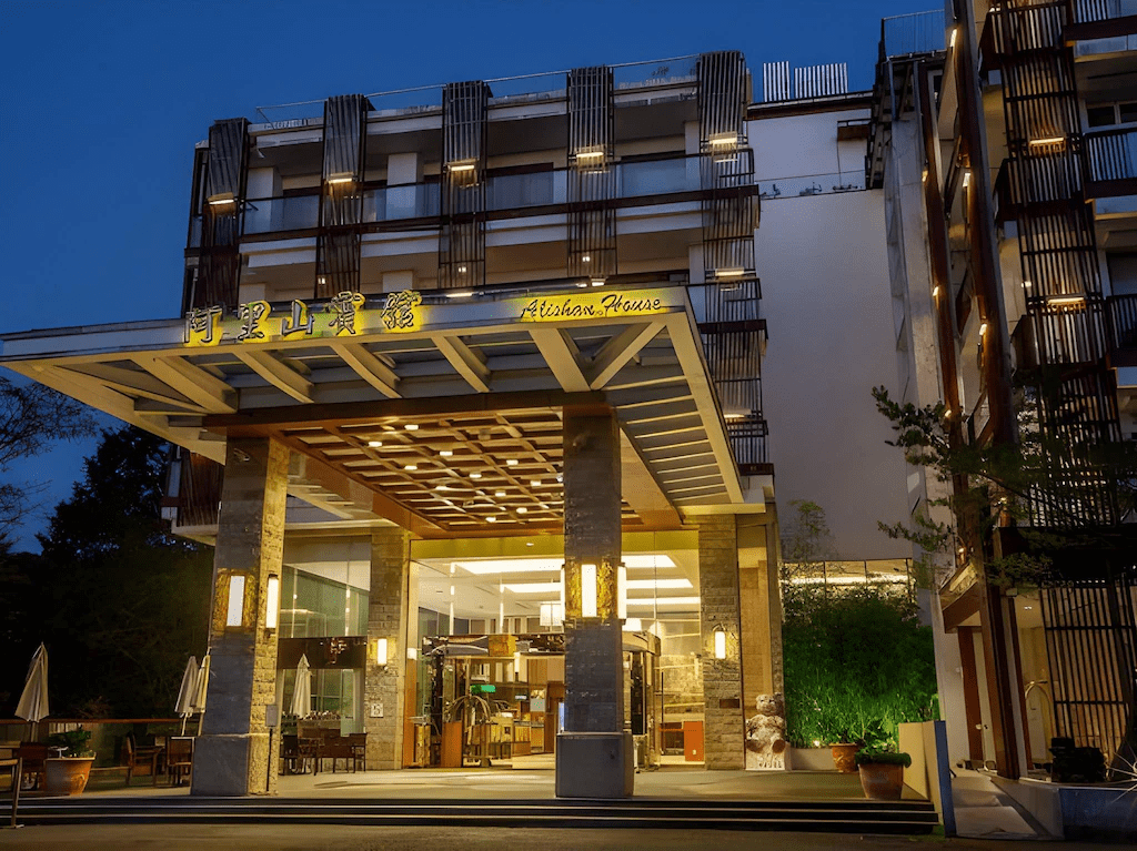 當夜色退去，我在阿里山賓館醒來，順著山林氣息走向日出與雲海